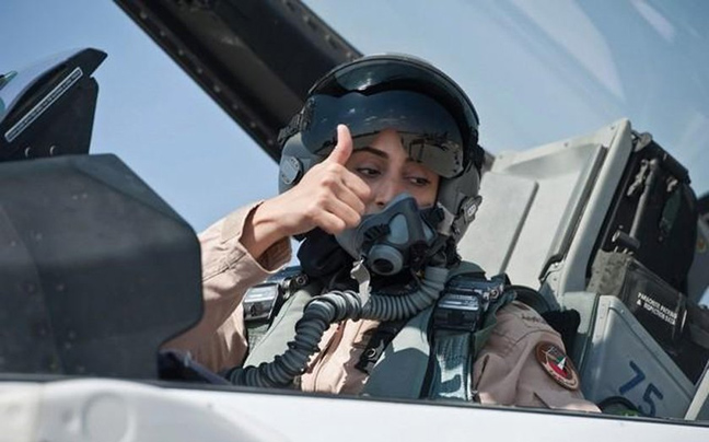 Η γυναίκα πιλότος που βομβαρδίζει τους τζιχαντιστές