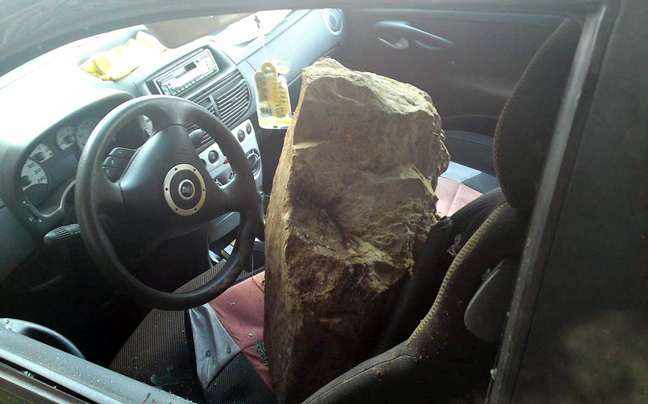 Βράχος 100 κιλών «προσγειώθηκε» μέσα σε αυτοκίνητο