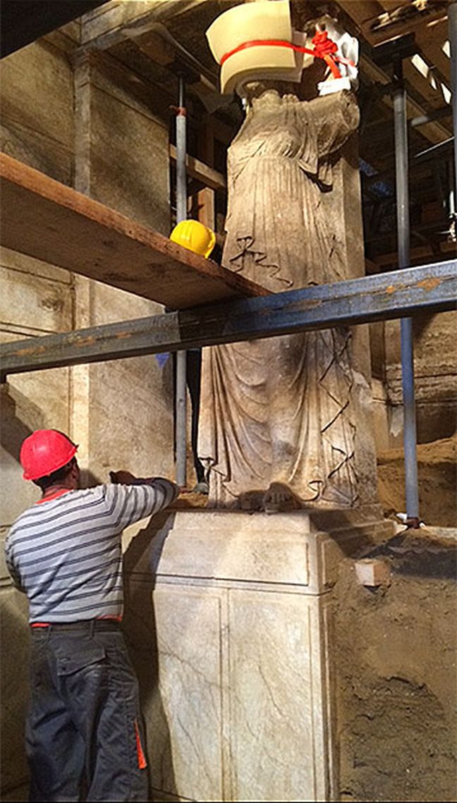 Νέες φωτογραφίες από το εσωτερικό του ταφικού μνημείου στην Αμφίπολη