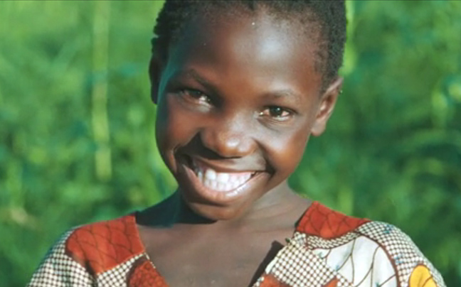 Παιδιά από τη Ζάμπια πίνουν για πρώτη φορά καθαρό νερό