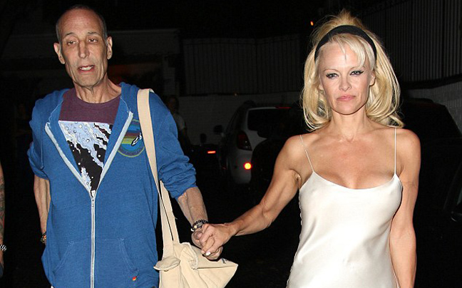 Η Pamela Anderson βγήκε με το κομπινεζόν