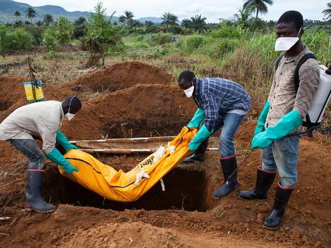 Οι νεκρώσιμες τελετουργίες ευθύνονται για την εξάπλωση του Έμπολα