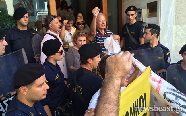 Αποχώρησαν οι διαδηλωτές από το γραφείο Μητσοτάκη