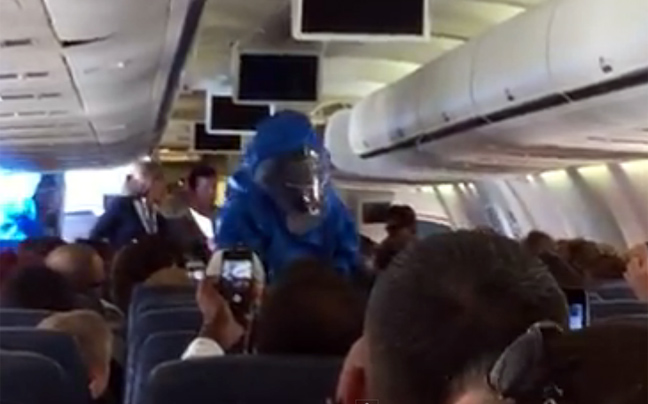 Τι γίνεται όταν επιβάτης αεροπλάνου κάνει πλάκα ότι έχει Έμπολα