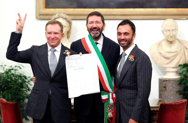 Ο δήμαρχος της Ρώμης αναγνώρισε τους γάμους 16 ομοφυλόφιλων ζευγαριών