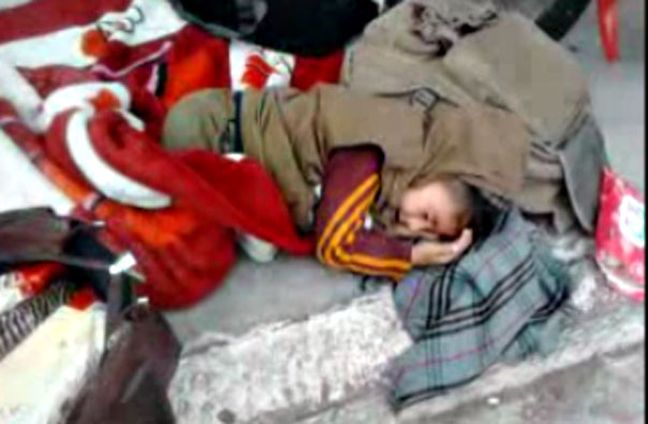 Μετανάστες με παιδιά κοιμούνται στο δρόμο στη Λέσβο