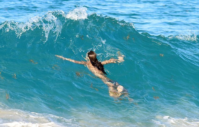 Η Alessandra Ambrosio δαμάζει τα κύματα