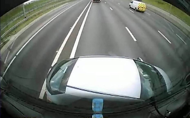 Αυτοκίνητο χτυπά σε φορτηγό και σέρνεται σε αυτοκινητόδρομο