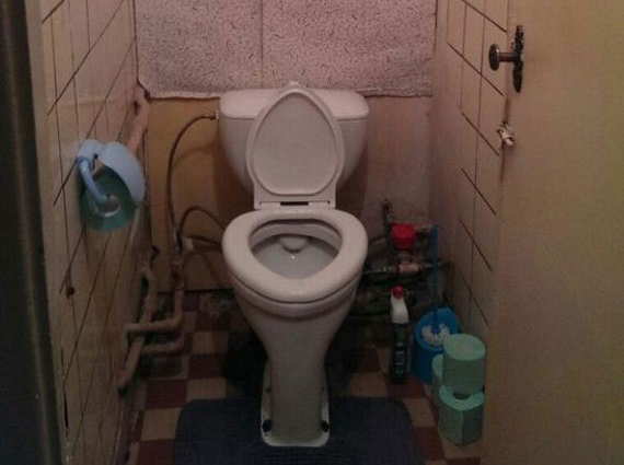 Πόσο άβολα μπορεί να νιώσεις σε μία τουαλέτα;