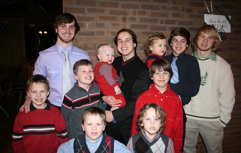 Το ζευγάρι με τους 12 γιούς περιμένει το 13ο παιδί