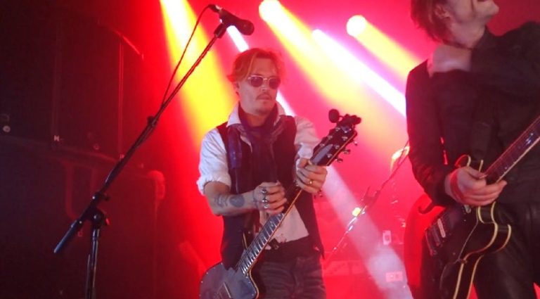 Όταν ο Τζόνι Ντεπ έπαιξε κιθάρα σε συναυλία του Marilyn Manson