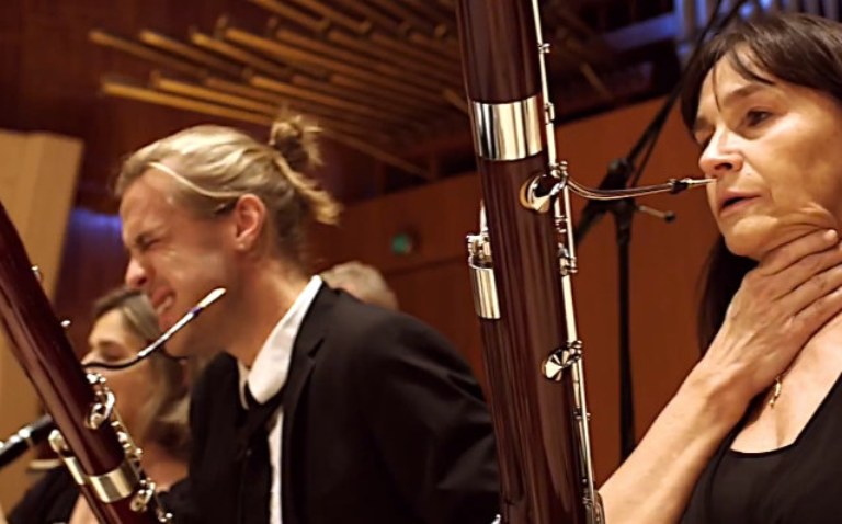 Ορχήστρα παίζει μουσική τρώγοντας τις πιο καυτές πιπεριές τσίλι στον κόσμο