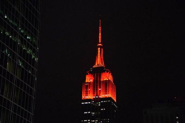 Το Empire State Building «βάφτηκε» κόκκινο