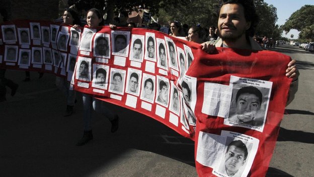 Σε αστυνομικό κλοιό διαδήλωση για τους 43 φοιτητές στο Μεξικό