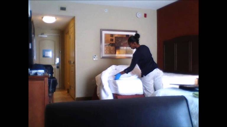 Τι κάνει μια καμαριέρα ξενοδοχείου στα δωμάτια όταν απουσιάζουν οι ένοικοι
