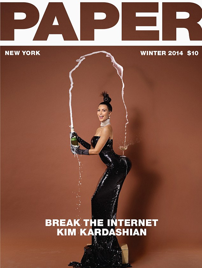 Η Kim ισορροπεί ένα ποτήρι σαμπάνιας στα οπίσθιά της
