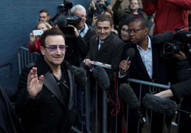 Bono και One Direction ενώνουν τις φωνές τους για τον Έμπολα
