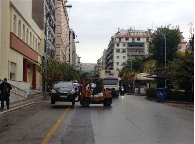 Γερανοί απομακρύνουν οχήματα από το κέντρο της Θεσσαλονίκης