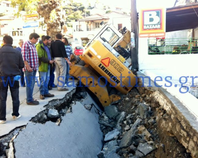 "Άνοιξε" δρόμος στη Σάμο και "κατάπιε" εκσκαφέα