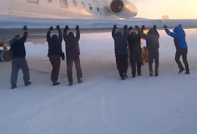 Επιβάτες σπρώχνουν το αεροπλάνο που έχει κολλήσει στον πάγο