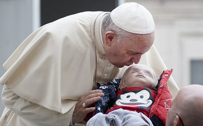 Το φιλί του Πάπα που έκανε χιλιάδες να δακρύσουν