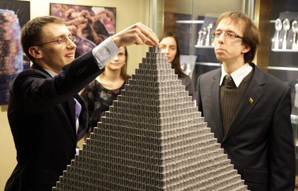 Φοιτητές στη Λιθουανία κατασκεύασαν πυραμίδα από κέρματα