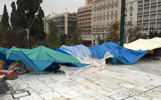 Στο Σύνταγμα, υπό κρύο και βροχή, οι σύροι πρόσφυγες
