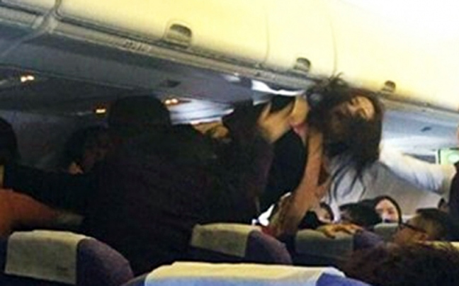 Άγριος καυγάς σε αεροπλάνο για το κλάμα ενός μωρού