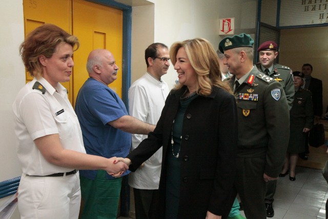 Το 401 Γενικό Στρατιωτικό Νοσοκομείο επισκέφθηκε η Γεννηματά