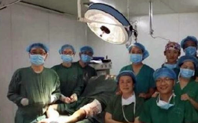Έβγαλαν selfie την ώρα της εγχείρησης