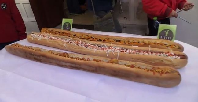 Έφτιαξε hot dog μήκους ενός μέτρου!