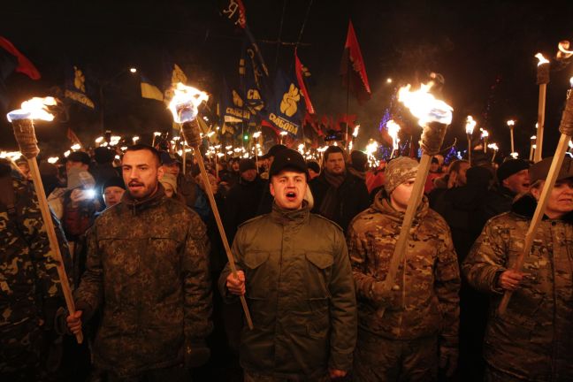 Χιλιάδες υποστηρικτές της άκρας δεξιάς έκαναν πορεία στο Κίεβο