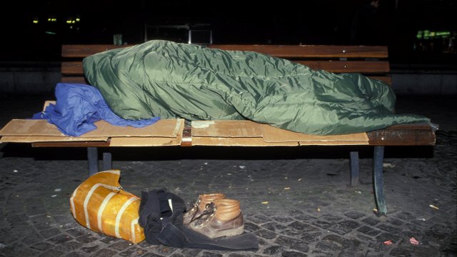 Γαλλική πόλη ξήλωσε τα παγκάκια για να μην κοιμούνται άστεγοι