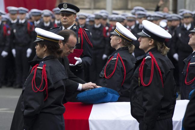 Φόρος τιμής στους ήρωες αστυνομικούς που σκοτώθηκαν στη Γαλλία