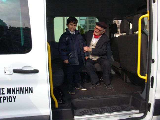 Δώρισε δύο mini bus στον δήμο Καλαμαριάς