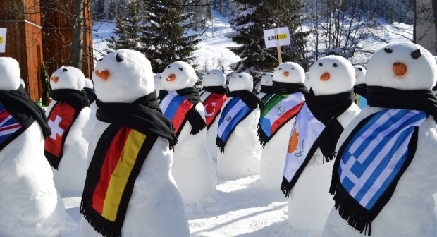 Έφτιαξαν χιονάνθρωπους διαμαρτυρίας στο Ντάβος
