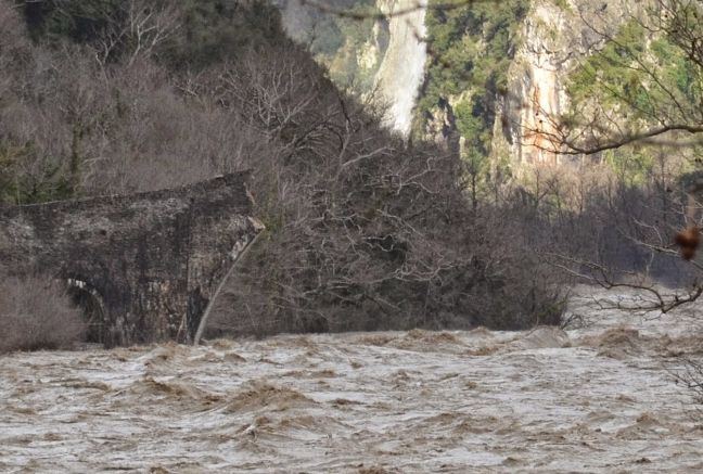 Ό,τι απέμεινε από το γιοφύρι της Πλάκας