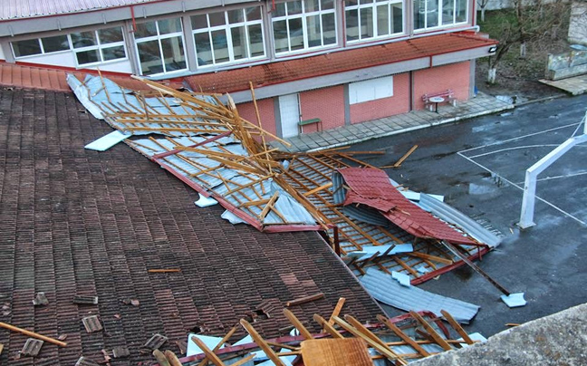 Απομακρύνεται η σκεπή σχολείου που κατέρρευσε στη Βέροια
