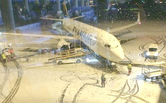 Υπάλληλοι αεροδρομίου σχημάτισαν ανδρικό μόριο με το χιόνι