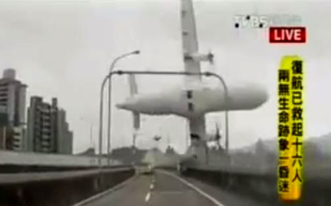 Η στιγμή που το αεροπλάνο της TransΑsia χτυπάει στη γέφυρα