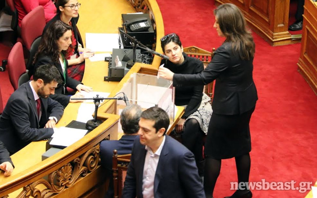 Τα πήγαινε έλα της Ζωής Κωνσταντοπούλου στη Βουλή