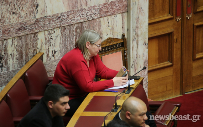 Παιχνίδια στο κινητό παίζει η Ζαρούλια την ώρα της ομιλίας Τσίπρα