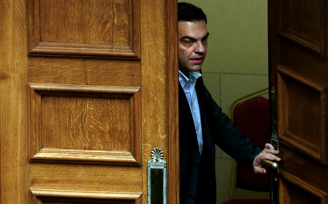 Economist: Οι Έλληνες έχουν κρύψει στα στρώματά τους 10 δισ. ευρώ