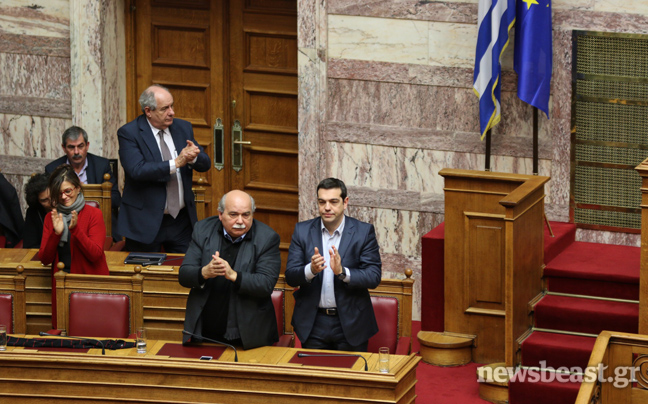 Στιγμιότυπα από τη Βουλή μετά την ψηφοφορία