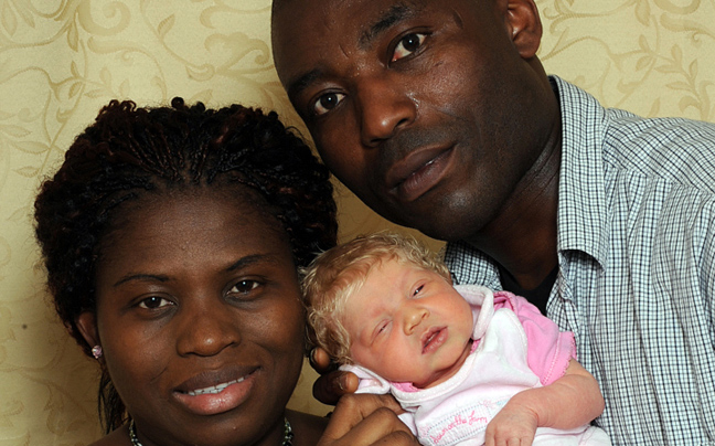 Μαύροι γονείς έφεραν στον κόσμο λευκό μωρό