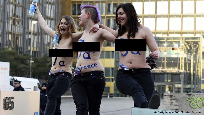 Οι FEMEN υποδέχονται το «Όχι» με&#8230; δραχμές