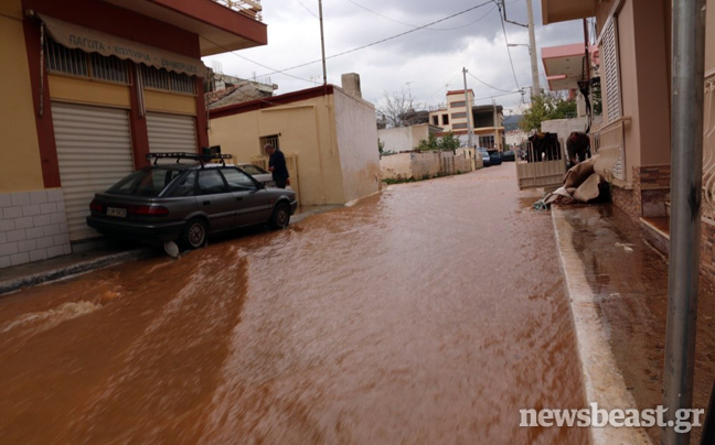 Εικόνες καταστροφής από τις πλημμύρες στη Μάνδρα