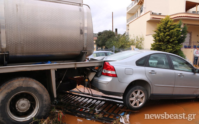 Εικόνες καταστροφής από τις πλημμύρες στη Μάνδρα