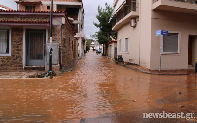 Εικόνες καταστροφής από τις πλημμύρες στη Μάνδρα