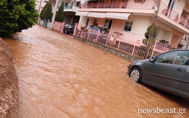 Εικόνες καταστροφής από τις πλημμύρες στη Μάνδρα